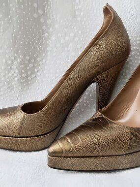 ​Authentic ALAÏA Paris Ostrich-Embossed Metallic Pumps
